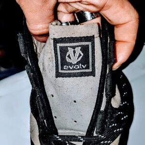 Evolv Men’s Athletic Shoes in Black and Gray